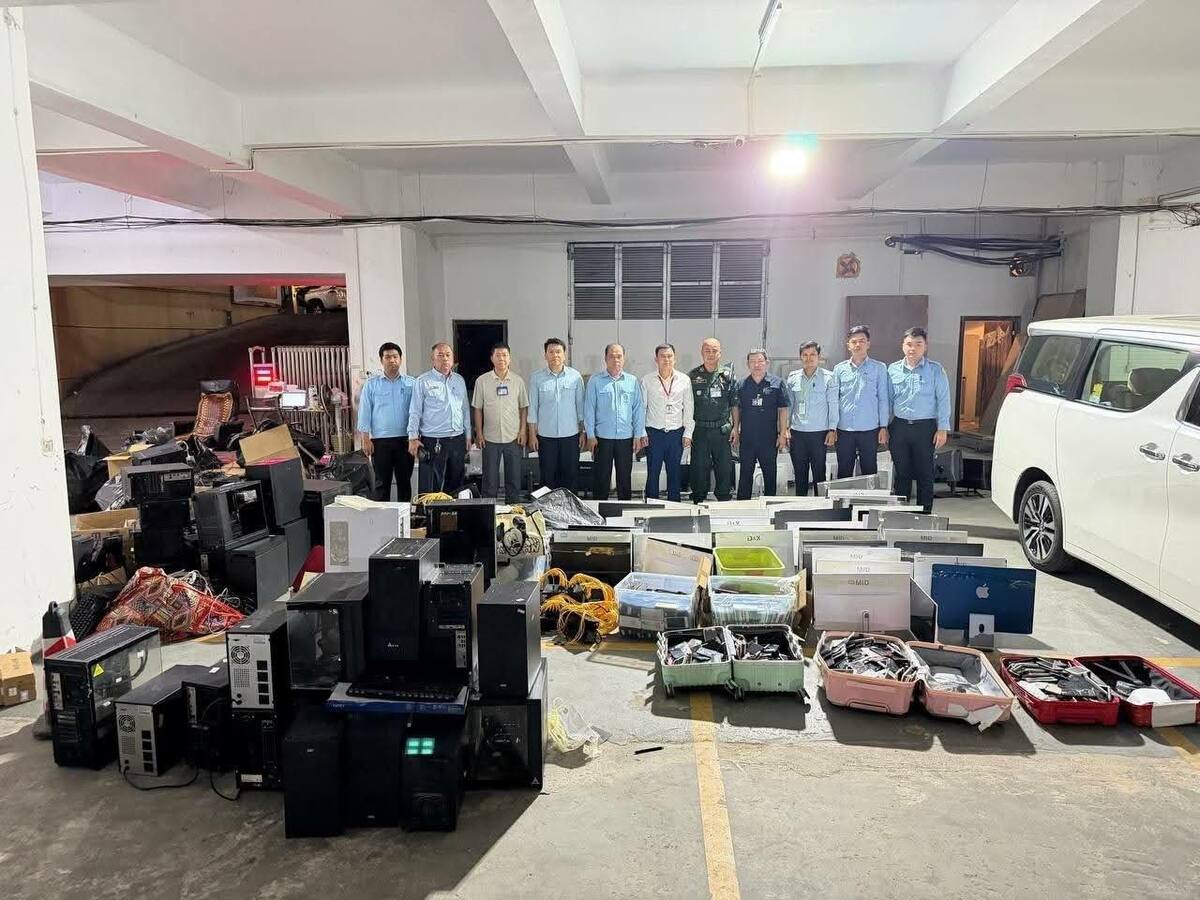 ព្រះសីហនុ៖ រដ្ឋបាលខេត្តព្រះសីហនុបានឱ្យដឹងថា កាលពីថ្ងៃទី៨ និង ខែមេសា ឆ្នាំ២០២៦ ក្រុមការងារចម្រុះបានបង្កើនល្បឿនក្នុងការអនុវត្តអនុក្រឹត្យលេខ០៣ ដើម្បីត្រួតពិនិត្យ និងបង្ក្រាបបទល្មើសឆបោកតាមប្រព័ន្ធបច្ចេកវិទ្យា Online Scams និងការស្នាក់នៅមិនស្របច្បាប់របស់ជនបរទេស១០ទីតាំងផ្សេងគ្នាស្ថិតក្នុងភូមិសាស្រ្តខេត្ត។  សរុបលទ្ធផលក្នុងចំណោម១០ទីតាំងនេះ សមត្ថកិច្ចរកឃើញអគារមួយកន្លែងស្ថិតនៅក្រោយសណ្ឋាគារ អ៊ូថុង ស្ថិតនៅភូមិ៤ សង្កាត់លេខ៤ ក្រុងព្រះសីហនុ គឺមានជាប់ពាក់ព័ន្ធករណី online scam ដោយឃាត់ខ្លួនជនបរទេសចំនួន៤៩នាក់ និងដកហូតទូរសព្ទដៃ ៤៣៥ គ្រឿង, កុំព្យូទ័រលើតុ ៧៥គ្រឿង និងកុំព្យូទ័រយួរដៃ៥គ្រឿង។ ចំណែកក្នុងអគារហ័រធីងអ៊ីនយៀកសឹងទៀន ស្ថិតនៅភូមិ៤សង្កាត់៤ ក្រុងព្រះសីហនុ ក្រុមសមត្ថកិច្ចបានចុះបង្ក្រាបអគារមួយកន្លែងទៀតជាប់កាស៊ីណូហ្សុងហ័ររី ដោយរកមិនឃើញមនុស្សស្នាក់នៅទេ ប៉ុន្តែសមត្ថកិច្ចបានដកហូតបានវត្ថុតាងមានដូចជា ទូរសព្ទដៃ ចំនួន ១,៥០០ គ្រឿង, ម៉ូនីទ័រ ១៤៥ គ្រឿង និងរថយន្ត ៥ គ្រឿង ។ នេះបើយោងតាមរបាយការណ៍វឌ្ឍនភាពការងាររបស់រដ្ឋបាលខេត្តព្រះសីហនុនៅថ្ងៃទី៩ ខែមេសា ឆ្នាំ២០២៩។ ចំណែកការចុះប្រតិបត្តិការនៅកាស៊ីណូ “ហ្សុងហ័ររី ហ្គោលដិន សេន” ស្ថិតក្នុងសង្កាត់លេខ៤ ក្រុមការងារសមត្ថកិច្ចបានរកឃើញមនុស្សសរុប ១០៤នាក់ (ស្រី្ត ១៧ នាក់) ក្នុងនោះមាន៖  លិខិតឆ្លងដែន ៧៥ នាក់។ វត្ថុតាងដែលត្រូវបានរឹបអូស មានកុំព្យូទ័រលើតុ ចំនួន ៣០ គ្រឿង, ម៉ូនីទ័រ ៩ គ្រឿង, ម៉ាស៊ីន CPU ៩គ្រឿង និងទូរសព្ទដៃចំនួន ៧២ គ្រឿង។  បច្ចុប្បន្ន ជនបរទេស ៣៥ នាក់ ត្រូវបានបញ្ជូនទៅអគ្គនាយកដ្ឋានអន្តោប្រវេសន៍ដើម្បីបណ្តេញចេញ ចំណែក ៦៩ នាក់ទៀត ត្រូវបានអនុញ្ញាតឱ្យទិញសំបុត្រយន្តហោះដើម្បីចាកចេញពីកម្ពុជា ។ ក្នុងថ្ងៃដដែល ក្រុមការងារបានចុះត្រួតពិនិត្យទីតាំងស្នាក់នៅប្រមូលផ្តុំ នៅសណ្ឋាគារ ប៉ាមីស្ថិតនៅភូមិ៣ សង្កាត់លេខ៤ ក្រុងព្រះសីហនុ ឃាត់ខ្លួនជនជាតិចិន ៤ នាក់ (គ្មានលិខិតឆ្លងដែន) និងម្នាក់ទៀតពាក់ព័ន្ធករណីគ្រឿងញៀន,នៅអគារផ្ទះវិឡា បុរីអូរ៣ សុខសាន្ត ស្ថិតនៅភូមិ៥ សង្កាត់លេខ៤ ក្រុងព្រះសីហនុ មានជនបរទេស១៥នាក់ (ស្ត្រីនាក់) ស្នាក់នៅក្នុងនោះឃាត់ខ្លួនជនជាតិចិន១នាក់ និងជនជាតិប៉ាគីស្ថាន១ នាក់ (គ្មានលិខិតឆ្លងដែន) រួមទាំងដកហូតកុំព្យូទ័រមួយចំនួន និងនៅសណ្ឋាគារ ម៉ារីប៊ិចស្ថិតនៅភូមិ៦ សង្កាត់លេខ៤ ក្រុងព្រះសីហនុ មានជនបរទេស១១នាក់ស្នាក់នៅក្នុងនោះក្រុមការងារឃាត់ខ្លួនជនជាតិវៀតណាម ១ នាក់ ករណីពុំមានលិខិតឆ្លងដែន ។  គិតត្រឹមថ្ងៃទី៩ ខែមេសា ឆ្នាំ២០២៦ រដ្ឋបាលខេត្តព្រះសីហនុ បានអនុវត្តការត្រួតពិនិត្យទីតាំងស្នាក់នៅសរុបចំនួន ៧៧៤ ទីតាំង ក្នុងនោះបានបង្ក្រាបទីតាំងពាក់ព័ន្ធនឹង Online Scams បានចំនួន ២៨ ទីតាំង និងរកឃើញទីតាំងដែលមានជនបរទេសស្នាក់នៅមិនស្របច្បាប់ចំនួន ១៦ ទីតាំង។  ឯកឧត្តមសន្តិបណ្ឌិត ឆៃ ស៊ីណារិទ្ធ ទេសរដ្ឋមន្ត្រីទទួលបន្ទុកបេសកកម្មពិសេស និងជាអនុប្រធានប្រចាំការ នៃគណៈកម្មការចំពោះកិច្ចប្រយុទ្ធប្រឆាំង ការឆបោកតាមប្រព័ន្ធបច្ចេកវិទ្យា (គ.ប.ឆ.ប. ) បានអំពាវនាវដល់អ្នកដែលបានជ្រុលខ្លួនធ្លាក់ក្នុងសកម្មភាពឆបោកជាមួយក្រុមឧក្រិដ្ឋជន ឬមានការពាក់ព័ន្ធនឹងការឆបោកតាមប្រព័ន្ធបច្ចេកវិទ្យា ត្រូវចេញមកសារភាព និងចូលរួមផ្តល់ព័ត៌មានជូនសមត្ថកិច្ច ដើម្បីឈានទៅវែកមុខក្រុមមេខ្លោង និងបក្ខពួក ព្រមទាំងផ្តល់កិច្ចសហការជាមួយអាជ្ញាធរដើម្បីពង្រឹងសណ្តាប់ធ្នាប់ និងសន្តិសុខសង្គម។ ដោយឡែកចំពោះម្ចាស់ផ្ទះ ឬអគារ ត្រូវមានស្មារតីម្ចាស់ការខ្ពស់ មិនត្រូវជឿតាមការអូសទាញ ឬយល់ព្រមជួលអគារ និងផ្ទះសម្បែង ទៅឱ្យក្រុមឧក្រិដ្ឋជនសម្រាប់ប្រើប្រាស់ជាទីតាំងប្រព្រឹត្តបទល្មើសឡើយ‎ ‎ ដើម្បីចូលរួមកម្ចាត់រាល់សកម្មភាពឆបោកតាមប្រព័ន្ធបច្ចេកវិទ្យាឱ្យអស់ពីកម្ពុជា។  គួររម្លឹកថា ច្បាប់ស្តីពីការប្រឆាំងការឆបោកតាមប្រព័ន្ធបច្ចេកវិទ្យាបានចូលជាធរមានកាលពីម៉ោង ០០:០១ ថ្ងៃទី០៧ ខែមេសា ឆ្នាំ២០២៦ ក្រោយការចុះហត្ថលេខាដោយសម្តេចអគ្គមហាសេនាបតីតេជោ ហ៊ុន សែន ប្រមុខរដ្ឋស្តីទី នៅថ្ងៃទី០៦ ខែមេសា ឆ្នាំ២០២៦។  ច្បាប់ស្តីពីការប្រឆាំងការឆបោកតាមប្រព័ន្ធបច្ចេកវិទ្យា មាន៥ជំពូក និង២៤មាត្រា ។ ជាមួយច្បាប់ នេះ បទ ល្មើស ព្រហ្មទណ្ឌថ្មី ចំនួន ៥ ត្រូវ បាន បង្កើត ឡើង ដើម្បី ធានាដល់ប្រសិទ្ធភាព ក្នុងការ អនុវត្ត គឺរួមមាន៖ ១- បទឆបោកតាមប្រព័ន្ធបច្ចេកវិទ្យា ២- បទរៀបចំ ឬដឹកនាំមជ្ឈមណ្ឌល ឆបោកតាមប្រព័ន្ធបច្ចេកវិទ្យា ៣- បទជ្រើសរើស ឬបណ្តុះបណ្តាល អ្នកដទៃឱ្យចូលរួមប្រព្រឹត្តអំពើឆបោកតាម ប្រព័ន្ធបច្ចេកវិទ្យា ៤- បទប្រមូលក្នុងចេតនាទុច្ចរិតនូវឯកសារសម្គាល់អត្តសញ្ញាណ ឬឯកសារ ព័ត៌មានផ្ទាល់ខ្លួននានារបស់អ្នកដទៃ និង៥- ការ បង្កើត ទម្រង់ពិសេសនៃបទល្មើសសម្អាតប្រាក់។ បទល្មើសទាំងនេះបានកំណត់ដាក់ទោស ជនល្មើស ត្រូវប្រឈមនឹងការ ជាប់ ពន្ធនាគារ ខ្ពស់ បំផុតរហូត ដល់ ១ ជីវិត និង ពិន័យជាប្រាក់ ដល់ ទៅ ១ ០០០ លានរៀល ថែមទាំងការរឹបអូសទ្រព្យសម្បត្តិរបស់ជនល្មើស ផងដែរ ៕